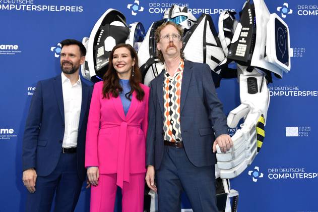 Felix Falk, Katrin Bauerfeind and Uke Bosse with Gamescom Bot at the award ceremony of the German Computer Game Award 2023 at Spindler Klatt Berlin, 11 05 2023 Foto:xN.xKubelkax xFuturexImage