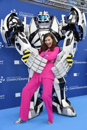 Katrin Bauerfeind and Gamescom Bot at the award ceremony of the German Computer Game Award 2023 at Spindler Klatt Berlin, 11 05 2023 Foto:xN.xKubelkax xFuturexImage