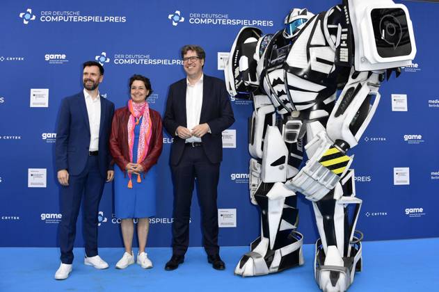 Felix Falk, Sandra Detzer and Michael Kellner with Gamescom Bot at the German Computer Game Award 2023 ceremony at Spindler Klatt Berlin, 11 05 2023 Foto:xN.xKubelkax xFuturexImage