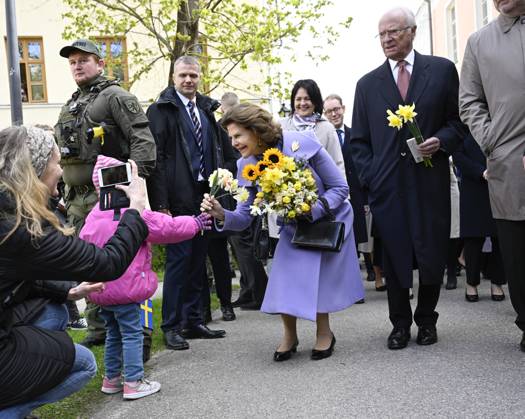 Queen Silvia and King Carl Gustaf greet children outside a university The King and Queen are on an official visit to Estonia 2 4 May 2023 TARTU ESTONIA x10050x Copyright: xPontusxLundahlx xTTx ESTLAND STATSBESÖK TTABB0000000000183236