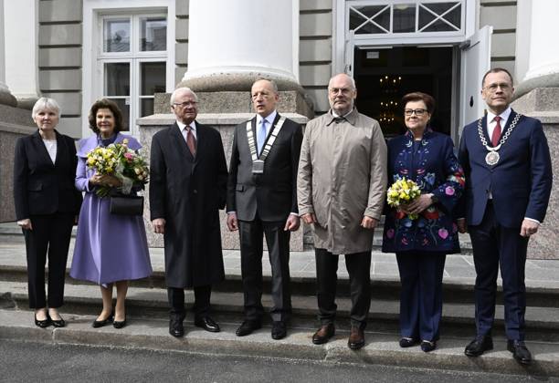 Queen Silvia and King Carl Gustaf together with Rector Toomas Asser, President Alar Karis, Sirje Karis and Mayor of Tartu Urmas Klaas outside the university The King and Queen are on an official visit to Estonia 2 4 May 2023 TARTU ESTONIA x10050x Copyright: xPontusxLundahlx xTTx ESTLAND STATSBESÖK TTABB0000000000183255