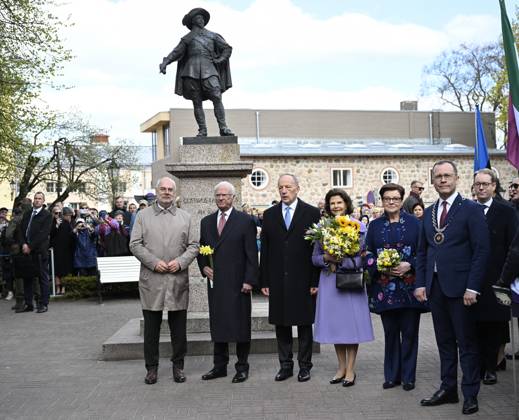 Queen Silvia and King Carl Gustaf together with President Alar Karis, Sirje Karis and Mayor of Tartu Urmas Klaas at the statue of Gustav II Adolf The King and Queen are on an official visit to Estonia 2 4 May 2023 TARTU ESTONIA x10050x Copyright: xPontusxLundahlx xTTx ESTLAND STATSBESÖK TTABB0000000000183266
