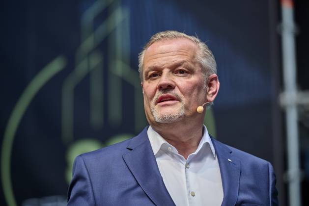 80 Seconds New Building Andreas Engelhardt, Schüco International KG EUR, Europe, Germany, Berlin, 12 05 2023 Panel Discussion Decarbonization Andreas Engelhardt, General Partner Schüco International KGUnder the motto Every 80 seconds an apartment