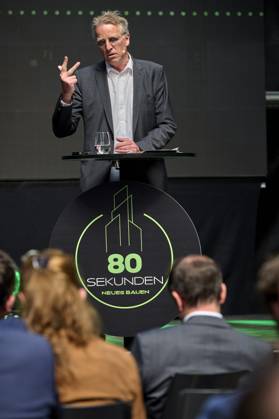 80 Seconds New Building Keynote Stefan Wenzel, BMWK EUR, Europe, Germany, Berlin, 12 05 2023 Under the motto Every 80 seconds a dwelling would have to be built to reach the goal of 400,000 new dwellings per year The construction site talk 80 Seconds New Building mediates contacts between politics, business, investors as well as the scientific community