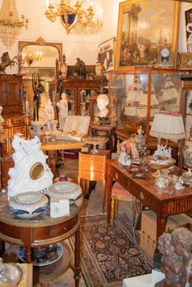 Paris, France. August 2022. One of the many antique shops at the Saint Quen flea market in Paris. Paris, France. August 2022. One of the many antique shops at the Saint Quen flea market in Paris. High quality photo Copyright: xZoonar.com BertxDexBoerx 19161526