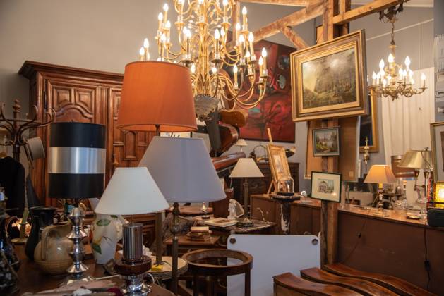 Paris, France. August 2022. One of the many antique shops at the Saint Quen flea market in Paris. Paris, France. August 2022. One of the many antique shops at the Saint Quen flea market in Paris. High quality photo Copyright: xZoonar.com BertxDexBoerx 19161552