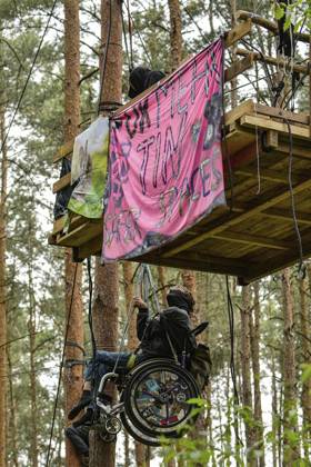 <p>Umweltschützer demonstrieren in der Wuhlheide in Berlin gegen den Bau der geplanten Straße Tangentiale Verbindung Ost. Dafür seien dort vier Bäume besetzt und Baumhäuser errichtet worden, teilten die Organisatoren mit. Neue Waldbesetzung in Berlin & queerfeministisch! Ein Teil der Wuhlheide soll für eine neue Straße gerodet werden. Nicht mit uns! , twitterten die Aktivisten., fotografiert am 14. Mai 2023 in Berlin. Deutschland Berlin Berlin Copyright: MaurizioxGambarini