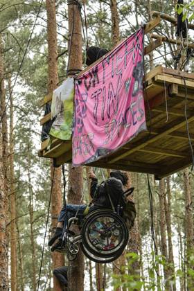 <p>Umweltschützer demonstrieren in der Wuhlheide in Berlin gegen den Bau der geplanten Straße Tangentiale Verbindung Ost. Dafür seien dort vier Bäume besetzt und Baumhäuser errichtet worden, teilten die Organisatoren mit. Neue Waldbesetzung in Berlin & queerfeministisch! Ein Teil der Wuhlheide soll für eine neue Straße gerodet werden. Nicht mit uns! , twitterten die Aktivisten., fotografiert am 14. Mai 2023 in Berlin. Deutschland Berlin Berlin Copyright: MaurizioxGambarini