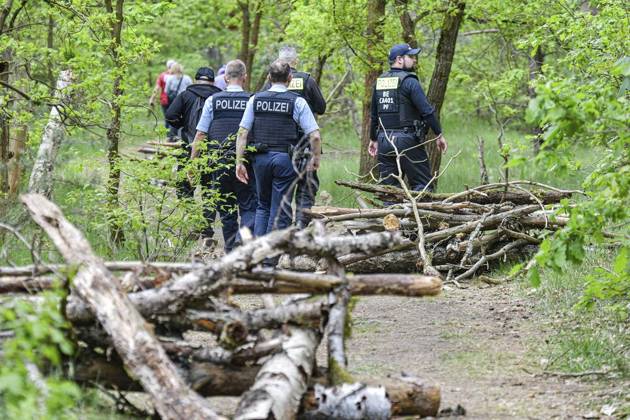 <p>Umweltschützer demonstrieren in der Wuhlheide in Berlin gegen den Bau der geplanten Straße Tangentiale Verbindung Ost. Dafür seien dort vier Bäume besetzt und Baumhäuser errichtet worden, teilten die Organisatoren mit. Neue Waldbesetzung in Berlin & queerfeministisch! Ein Teil der Wuhlheide soll für eine neue Straße gerodet werden. Nicht mit uns! , twitterten die Aktivisten, Polizisten gehen durch das Camp der Aktivisten, fotografiert am 14. Mai 2023 in Berlin. Deutschland Berlin Berlin Copyright: MaurizioxGambarini