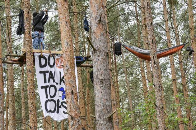 <p>Umweltschützer demonstrieren in der Wuhlheide in Berlin gegen den Bau der geplanten Straße Tangentiale Verbindung Ost. Dafür seien dort vier Bäume besetzt und Baumhäuser errichtet worden, teilten die Organisatoren mit. Neue Waldbesetzung in Berlin & queerfeministisch! Ein Teil der Wuhlheide soll für eine neue Straße gerodet werden. Nicht mit uns! , twitterten die Aktivisten., fotografiert am 14. Mai 2023 in Berlin. Deutschland Berlin Berlin Copyright: MaurizioxGambarini