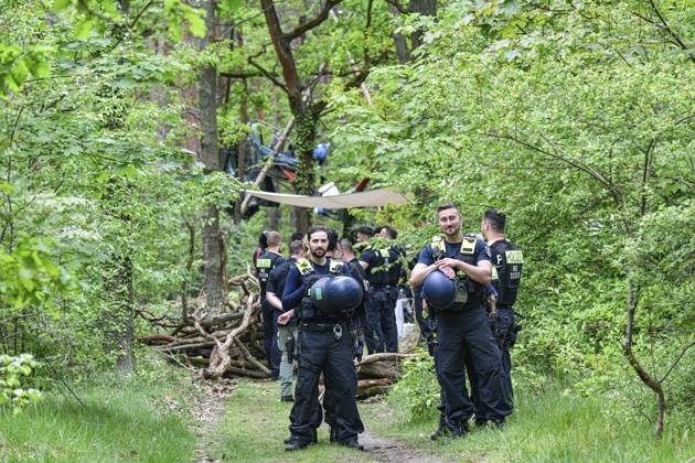 <p>Umweltschützer demonstrieren in der Wuhlheide in Berlin gegen den Bau der geplanten Straße Tangentiale Verbindung Ost. Dafür seien dort vier Bäume besetzt und Baumhäuser errichtet worden, teilten die Organisatoren mit. Neue Waldbesetzung in Berlin &amp; queerfeministisch! Ein Teil der Wuhlheide soll für eine neue Straße gerodet werden. Nicht mit uns! , twitterten die Aktivisten, Polizisten gehen durch das Camp der Aktivisten, fotografiert am 14. Mai 2023 in Berlin. Deutschland Berlin Berlin Copyright: MaurizioxGambarini