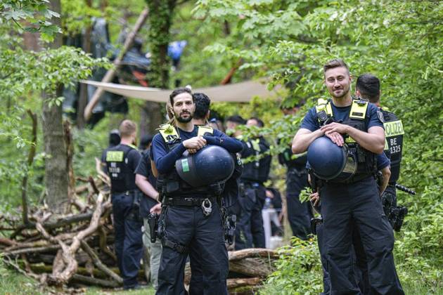 <p>Umweltschützer demonstrieren in der Wuhlheide in Berlin gegen den Bau der geplanten Straße Tangentiale Verbindung Ost. Dafür seien dort vier Bäume besetzt und Baumhäuser errichtet worden, teilten die Organisatoren mit. Neue Waldbesetzung in Berlin & queerfeministisch! Ein Teil der Wuhlheide soll für eine neue Straße gerodet werden. Nicht mit uns! , twitterten die Aktivisten, Polizisten gehen durch das Camp der Aktivisten, fotografiert am 14. Mai 2023 in Berlin. Deutschland Berlin Berlin Copyright: MaurizioxGambarini
