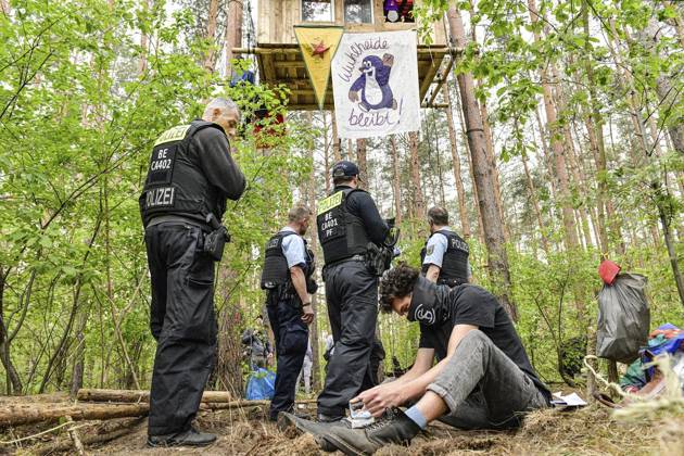 <p>Umweltschützer demonstrieren in der Wuhlheide in Berlin gegen den Bau der geplanten Straße Tangentiale Verbindung Ost. Dafür seien dort vier Bäume besetzt und Baumhäuser errichtet worden, teilten die Organisatoren mit. Neue Waldbesetzung in Berlin &amp; queerfeministisch! Ein Teil der Wuhlheide soll für eine neue Straße gerodet werden. Nicht mit uns! , twitterten die Aktivisten, Polizisten gehen durch das Camp der Aktivisten, fotografiert am 14. Mai 2023 in Berlin. Deutschland Berlin Berlin Copyright: MaurizioxGambarini