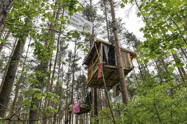 <p>Umweltschützer demonstrieren in der Wuhlheide in Berlin gegen den Bau der geplanten Straße Tangentiale Verbindung Ost. Dafür seien dort vier Bäume besetzt und Baumhäuser errichtet worden, teilten die Organisatoren mit. Neue Waldbesetzung in Berlin &amp; queerfeministisch! Ein Teil der Wuhlheide soll für eine neue Straße gerodet werden. Nicht mit uns! , twitterten die Aktivisten., fotografiert am 14. Mai 2023 in Berlin. Deutschland Berlin Berlin Copyright: MaurizioxGambarini