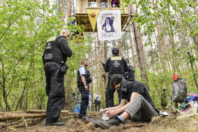 <p>Umweltschützer demonstrieren in der Wuhlheide in Berlin gegen den Bau der geplanten Straße Tangentiale Verbindung Ost. Dafür seien dort vier Bäume besetzt und Baumhäuser errichtet worden, teilten die Organisatoren mit. Neue Waldbesetzung in Berlin & queerfeministisch! Ein Teil der Wuhlheide soll für eine neue Straße gerodet werden. Nicht mit uns! , twitterten die Aktivisten, Polizisten gehen durch das Camp der Aktivisten, fotografiert am 14. Mai 2023 in Berlin. Deutschland Berlin Berlin Copyright: MaurizioxGambarini