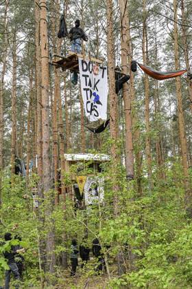 <p>Umweltschützer demonstrieren in der Wuhlheide in Berlin gegen den Bau der geplanten Straße Tangentiale Verbindung Ost. Dafür seien dort vier Bäume besetzt und Baumhäuser errichtet worden, teilten die Organisatoren mit. Neue Waldbesetzung in Berlin & queerfeministisch! Ein Teil der Wuhlheide soll für eine neue Straße gerodet werden. Nicht mit uns! , twitterten die Aktivisten., fotografiert am 14. Mai 2023 in Berlin. Deutschland Berlin Berlin Copyright: MaurizioxGambarini