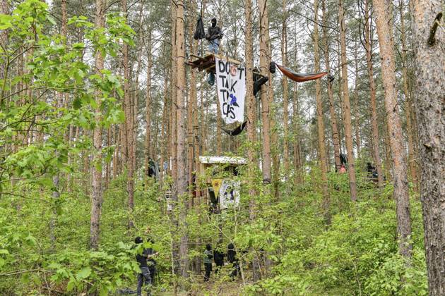 <p>Umweltschützer demonstrieren in der Wuhlheide in Berlin gegen den Bau der geplanten Straße Tangentiale Verbindung Ost. Dafür seien dort vier Bäume besetzt und Baumhäuser errichtet worden, teilten die Organisatoren mit. Neue Waldbesetzung in Berlin & queerfeministisch! Ein Teil der Wuhlheide soll für eine neue Straße gerodet werden. Nicht mit uns! , twitterten die Aktivisten., fotografiert am 14. Mai 2023 in Berlin. Deutschland Berlin Berlin Copyright: MaurizioxGambarini