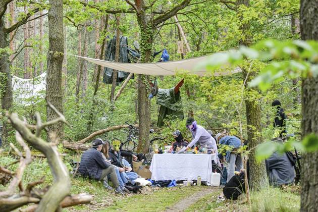 <p>Umweltschützer demonstrieren in der Wuhlheide in Berlin gegen den Bau der geplanten Straße Tangentiale Verbindung Ost. Dafür seien dort vier Bäume besetzt und Baumhäuser errichtet worden, teilten die Organisatoren mit. Neue Waldbesetzung in Berlin & queerfeministisch! Ein Teil der Wuhlheide soll für eine neue Straße gerodet werden. Nicht mit uns! , twitterten die Aktivisten., fotografiert am 14. Mai 2023 in Berlin. Deutschland Berlin Berlin Copyright: MaurizioxGambarini