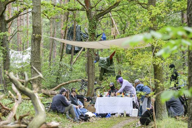 <p>Umweltschützer demonstrieren in der Wuhlheide in Berlin gegen den Bau der geplanten Straße Tangentiale Verbindung Ost. Dafür seien dort vier Bäume besetzt und Baumhäuser errichtet worden, teilten die Organisatoren mit. Neue Waldbesetzung in Berlin & queerfeministisch! Ein Teil der Wuhlheide soll für eine neue Straße gerodet werden. Nicht mit uns! , twitterten die Aktivisten., fotografiert am 14. Mai 2023 in Berlin. Deutschland Berlin Berlin Copyright: MaurizioxGambarini