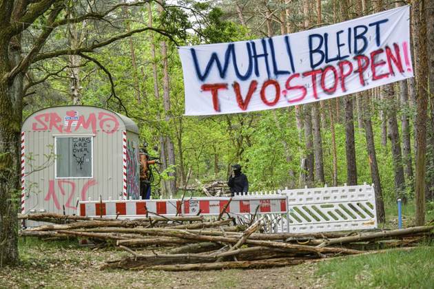 <p>Umweltschützer demonstrieren in der Wuhlheide in Berlin gegen den Bau der geplanten Straße Tangentiale Verbindung Ost. Dafür seien dort vier Bäume besetzt und Baumhäuser errichtet worden, teilten die Organisatoren mit. Neue Waldbesetzung in Berlin &amp; queerfeministisch! Ein Teil der Wuhlheide soll für eine neue Straße gerodet werden. Nicht mit uns! , twitterten die Aktivisten., fotografiert am 14. Mai 2023 in Berlin. Deutschland Berlin Berlin Copyright: MaurizioxGambarini