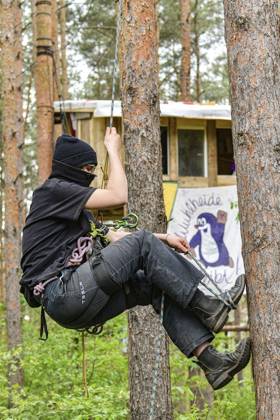 <p>Umweltschützer demonstrieren in der Wuhlheide in Berlin gegen den Bau der geplanten Straße Tangentiale Verbindung Ost. Dafür seien dort vier Bäume besetzt und Baumhäuser errichtet worden, teilten die Organisatoren mit. Neue Waldbesetzung in Berlin & queerfeministisch! Ein Teil der Wuhlheide soll für eine neue Straße gerodet werden. Nicht mit uns! , twitterten die Aktivisten., fotografiert am 14. Mai 2023 in Berlin. Deutschland Berlin Berlin Copyright: MaurizioxGambarini