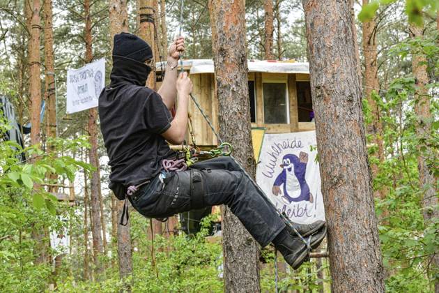 <p>Umweltschützer demonstrieren in der Wuhlheide in Berlin gegen den Bau der geplanten Straße Tangentiale Verbindung Ost. Dafür seien dort vier Bäume besetzt und Baumhäuser errichtet worden, teilten die Organisatoren mit. Neue Waldbesetzung in Berlin & queerfeministisch! Ein Teil der Wuhlheide soll für eine neue Straße gerodet werden. Nicht mit uns! , twitterten die Aktivisten., fotografiert am 14. Mai 2023 in Berlin. Deutschland Berlin Berlin Copyright: MaurizioxGambarini