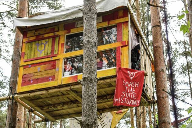 <p>Umweltschützer demonstrieren in der Wuhlheide in Berlin gegen den Bau der geplanten Straße Tangentiale Verbindung Ost. Dafür seien dort vier Bäume besetzt und Baumhäuser errichtet worden, teilten die Organisatoren mit. Neue Waldbesetzung in Berlin & queerfeministisch! Ein Teil der Wuhlheide soll für eine neue Straße gerodet werden. Nicht mit uns! , twitterten die Aktivisten., fotografiert am 14. Mai 2023 in Berlin. Deutschland Berlin Berlin Copyright: MaurizioxGambarini