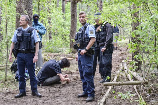 <p>Umweltschützer demonstrieren in der Wuhlheide in Berlin gegen den Bau der geplanten Straße Tangentiale Verbindung Ost. Dafür seien dort vier Bäume besetzt und Baumhäuser errichtet worden, teilten die Organisatoren mit. Neue Waldbesetzung in Berlin & queerfeministisch! Ein Teil der Wuhlheide soll für eine neue Straße gerodet werden. Nicht mit uns! , twitterten die Aktivisten, Polizisten gehen durch das Camp der Aktivisten, fotografiert am 14. Mai 2023 in Berlin. Deutschland Berlin Berlin Copyright: MaurizioxGambarini