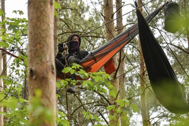 <p>Umweltschützer demonstrieren in der Wuhlheide in Berlin gegen den Bau der geplanten Straße Tangentiale Verbindung Ost. Dafür seien dort vier Bäume besetzt und Baumhäuser errichtet worden, teilten die Organisatoren mit. Neue Waldbesetzung in Berlin & queerfeministisch! Ein Teil der Wuhlheide soll für eine neue Straße gerodet werden. Nicht mit uns! , twitterten die Aktivisten., fotografiert am 14. Mai 2023 in Berlin. Deutschland Berlin Berlin Copyright: MaurizioxGambarini