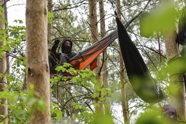 <p>Umweltschützer demonstrieren in der Wuhlheide in Berlin gegen den Bau der geplanten Straße Tangentiale Verbindung Ost. Dafür seien dort vier Bäume besetzt und Baumhäuser errichtet worden, teilten die Organisatoren mit. Neue Waldbesetzung in Berlin & queerfeministisch! Ein Teil der Wuhlheide soll für eine neue Straße gerodet werden. Nicht mit uns! , twitterten die Aktivisten., fotografiert am 14. Mai 2023 in Berlin. Deutschland Berlin Berlin Copyright: MaurizioxGambarini