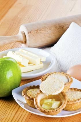 IMAGO Creative, Herbst, Food, Apfelkuchen Freshly made apple pies on the table with one open Copyright: xMariuszxKaldonx xDesignxPicsx , 31066956 Copyright: DenisxRaevx xDesignxPics 31066956