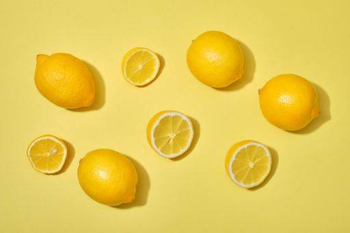 RECORD DATE NOT STATED A top view shot of with halves and whole ripe lemons on yellow background *** einer Spitze Ansicht erschossen des mit Hälften und Ganze ripe Zitronen am Gelb Hintergrund 5747101