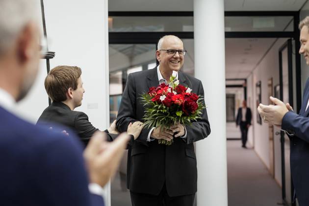 Andreas Bovenschulte SPD , mayor of Bremen, is presented with flowers after the elections in Bremen, at the Willy Brand Haus in Berlin, 15 05 2023 Berlin Germany Copyright: xKiraxHofmann photothek.dex