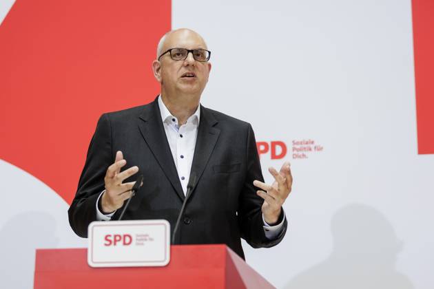 Andreas Bovenschulte SPD , mayor of Bremen, and Lars Klingbeil not in the picture , chairman of the SPD, taken during a press conference after the parliamentary elections in Bremen at the Willy Brand Haus in Berlin, 15 05 2023 Berlin Germany Copyright: xKiraxHofmann photothek.dex