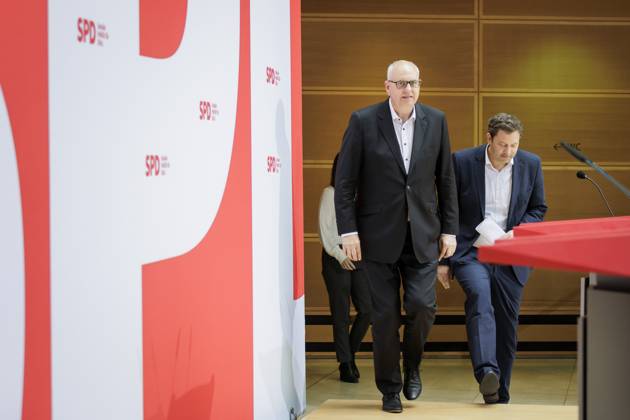 Andreas Bovenschulte SPD , mayor of Bremen, and Lars Klingbeil, chairman of the SPD, recorded during a press conference after the parliamentary elections in Bremen at the Willy Brand Haus in Berlin, 15 05 2023 Berlin Germany Copyright: xKiraxHofmann photothek.dex