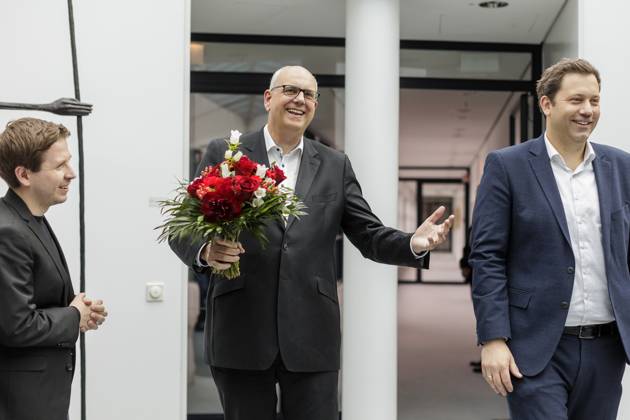 Andreas Bovenschulte SPD , mayor of Bremen, is presented with flowers after the elections in Bremen, at the Willy Brand Haus in Berlin, 15 05 2023 Berlin Germany Copyright: xKiraxHofmann photothek.dex