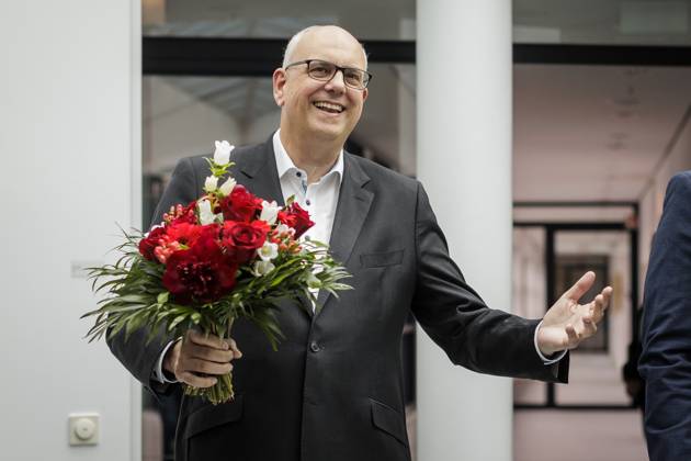 Andreas Bovenschulte SPD , mayor of Bremen, is presented with flowers after the elections in Bremen, at the Willy Brand Haus in Berlin, 15 05 2023 Berlin Germany Copyright: xKiraxHofmann photothek.dex