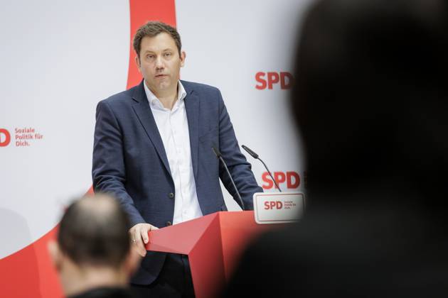 Andreas Bovenschulte SPD not in picture , mayor of Bremen, and Lars Klingbeil, chairman of the SPD, taken during a press conference after the parliamentary elections in Bremen at the Willy Brand Haus in Berlin, 15 05 2023 Berlin Germany Copyright: xKiraxHofmann photothek.dex