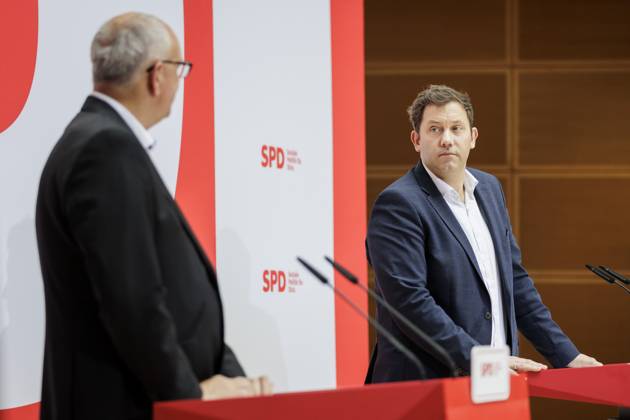 Andreas Bovenschulte SPD , mayor of Bremen, and Lars Klingbeil, chairman of the SPD, recorded during a press conference after the parliamentary elections in Bremen at the Willy Brand Haus in Berlin, 15 05 2023 Berlin Germany Copyright: xKiraxHofmann photothek.dex
