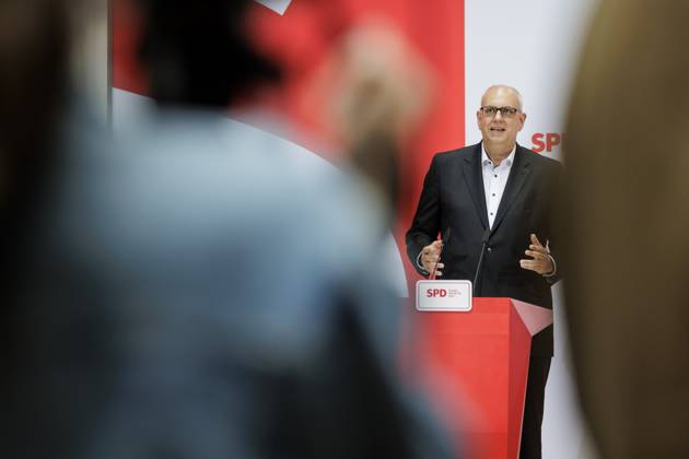 Andreas Bovenschulte SPD , mayor of Bremen, and Lars Klingbeil not in the picture , chairman of the SPD, taken during a press conference after the parliamentary elections in Bremen at the Willy Brand Haus in Berlin, 15 05 2023 Berlin Germany Copyright: xKiraxHofmann photothek.dex