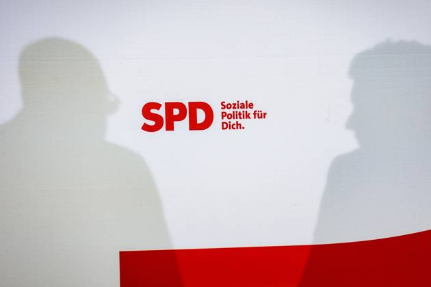 Andreas Bovenschulte SPD , mayor of Bremen, and Lars Klingbeil, chairman of the SPD, recorded during a press conference after the parliamentary elections in Bremen at the Willy Brand Haus in Berlin, 15 05 2023 Berlin Germany Copyright: xKiraxHofmann photothek.dex