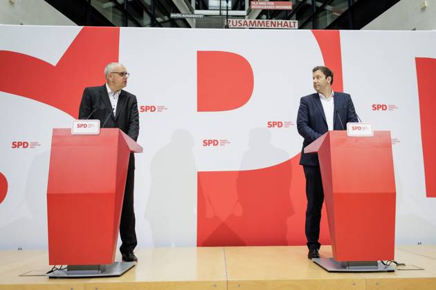 Andreas Bovenschulte SPD , mayor of Bremen, and Lars Klingbeil, chairman of the SPD, recorded during a press conference after the parliamentary elections in Bremen at the Willy Brand Haus in Berlin, 15 05 2023 Berlin Germany Copyright: xKiraxHofmann photothek.dex