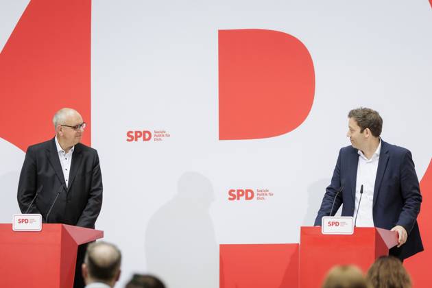 Andreas Bovenschulte SPD , mayor of Bremen, and Lars Klingbeil, chairman of the SPD, recorded during a press conference after the parliamentary elections in Bremen at the Willy Brand Haus in Berlin, 15 05 2023 Berlin Germany Copyright: xKiraxHofmann photothek.dex