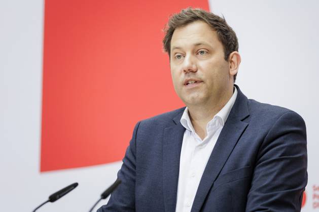 Andreas Bovenschulte SPD not in picture , mayor of Bremen, and Lars Klingbeil, chairman of the SPD, taken during a press conference after the parliamentary elections in Bremen at the Willy Brand Haus in Berlin, 15 05 2023 Berlin Germany Copyright: xKiraxHofmann photothek.dex