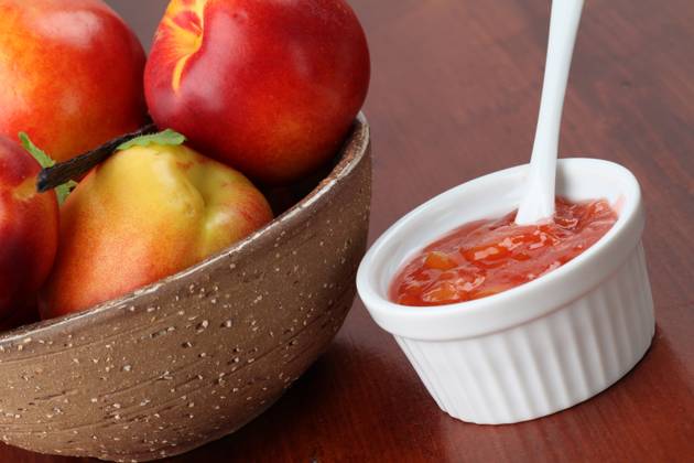 IMAGO Creative, Jahreszeit Sommer, Food, Marmelade kochen Nectarine jam in a white bowl and fresh nectarines Copyright: xIngridxHeczkox xDesignxPicsx , 31096642 Copyright: IngridxHeczkox xDesignxPics 31096642