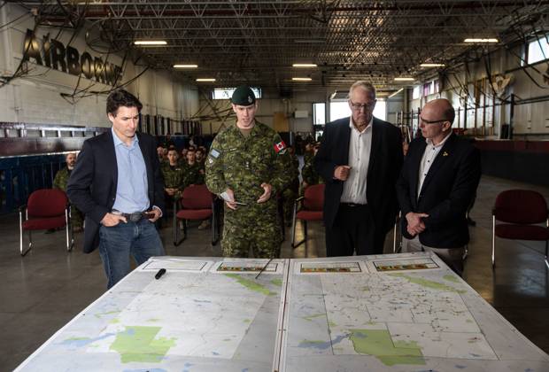 May 15, 2023, EDMONTON, AB, CANADA: From left, Prime Minister Justin Trudeau, Colonel Ben Schmidt, MP Randy Boissonnault, and MP Bill Blair meet with members of the Canadian Armed Forces who are assisting in the Alberta wildfires, in Edmonton on Monday May 15, 2023. EDMONTON CANADA - ZUMAc35_ 20230515_zaf_c35_027 Copyright: xJasonxFransonx