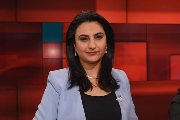 The journalist Nalan Sipar, journalist and reporter for the WDR, among others, runs a bilingual Youtube channel for the German-Turkish community as a guest on the ARD talk show Hart aber Fair with the topic Noch kein Sieg Wackelt der ewige Erdogan (Still no victory for the eternal Erdogan)