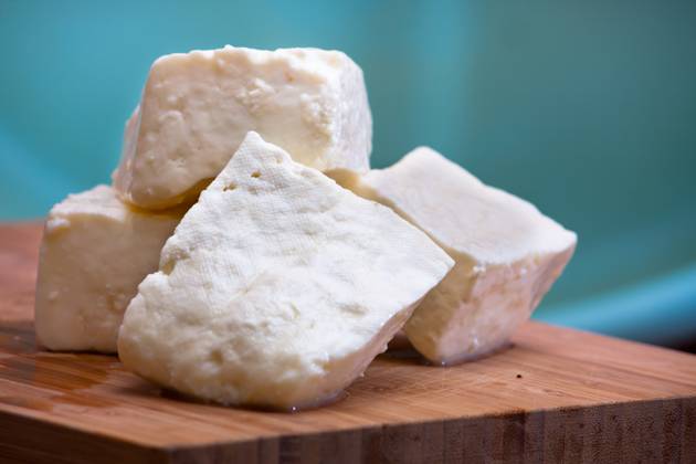Big slices of Curd cheese on cutting board. Copyright: xVladimirxPavlovicx xDesignxPicsx , 31123587 Copyright: VladimirxPavlovicx xDesignxPics 31123587