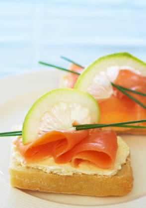 Smoked salmon and cream cheese starter on white bread with slice of lemon and chives Copyright: xElenaxTalbergx xDesignxPicsx , 31130041 Copyright: ElenaxTalbergx xDesignxPics 31130041