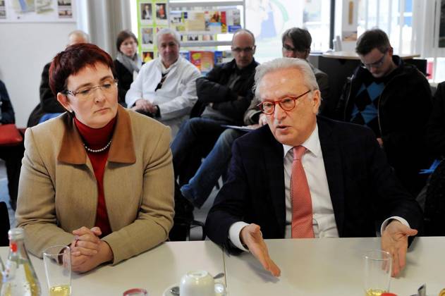 <p>Zuwanderung: Europa-Abgeordnete Hannes Swoboda (re.), Jens Geier und Utta Sippel informieren sich vor Ort in Duisburg-Hochfeld. Der Vorsitzende der SPD-Fraktion (Fraktion der Progressiven Allianz der Sozialdemokraten) im Europäischen Parlament, Hannes Swoboda, hat sich am Freitag, 8. März 2013 mit weiteren Parlamentariern verschiedene Orte in Duisburg angesehen, Im Anschluss Pressegespräch in Hochfeld im EG DU Büro. Deutschland NRW Duisburg Copyright: ÖZCAN,xHayrettin